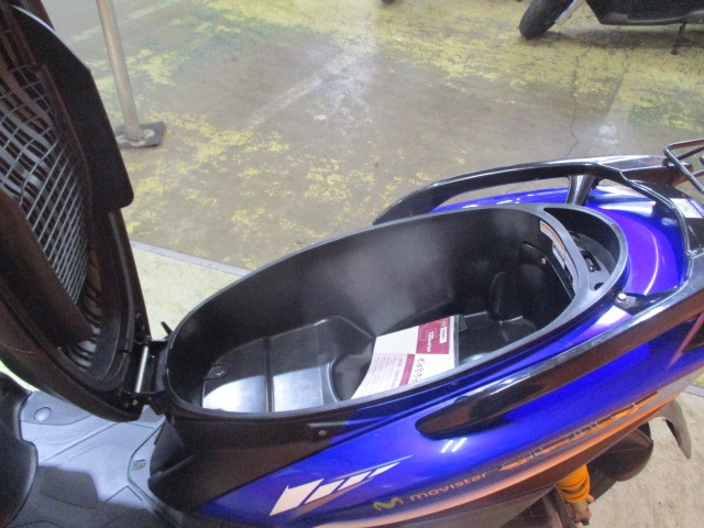 シグナスはこの広いメットインも人気の秘密！通勤にはもってこいの一台ですよ！！